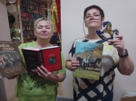 Участники мероприятия с книгами и фигурками лошади